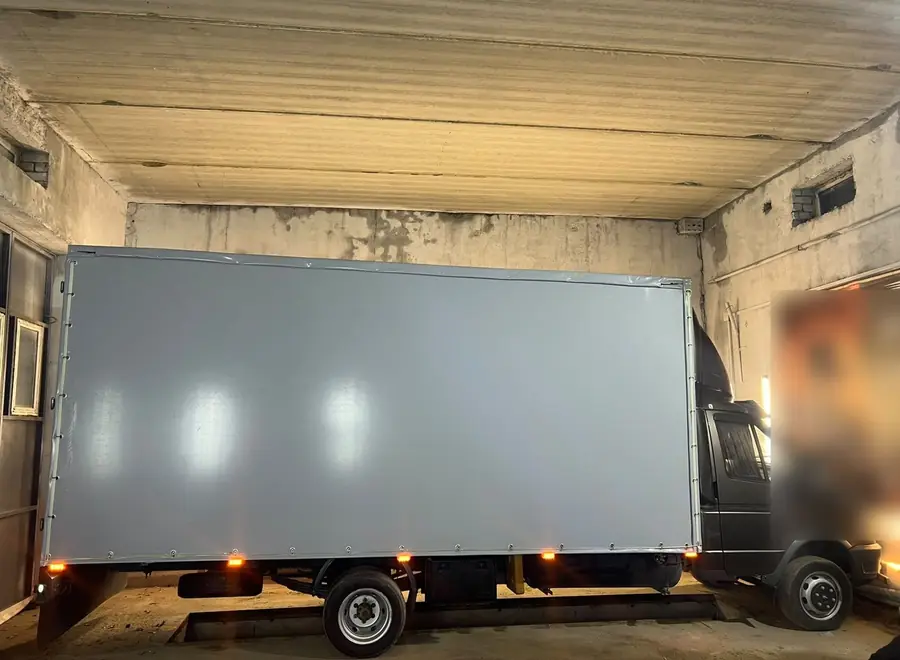 Новый серый тент на 5-тонном фургоне в цехе Tent Solution
