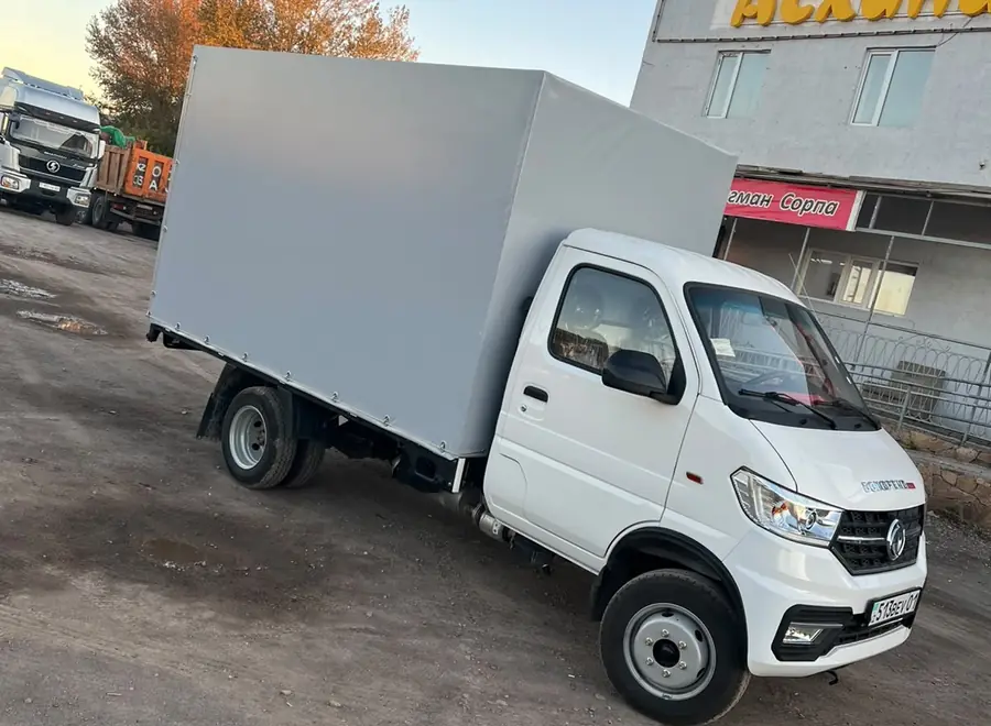 Светлый тент на кузове лёгкого грузовика Dongfeng