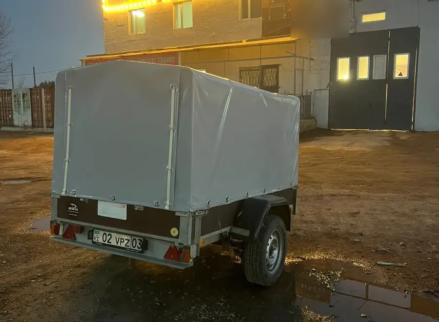 Светлый тент на легковом прицепе